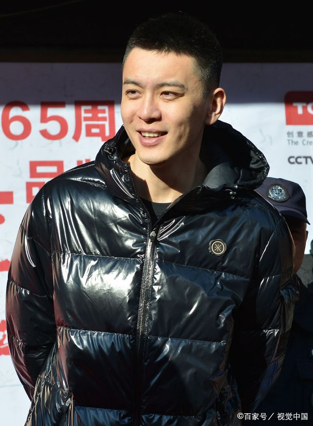 辽宁男篮的杨鸣参加活动,身穿一件黑色羽绒服,帅气登场